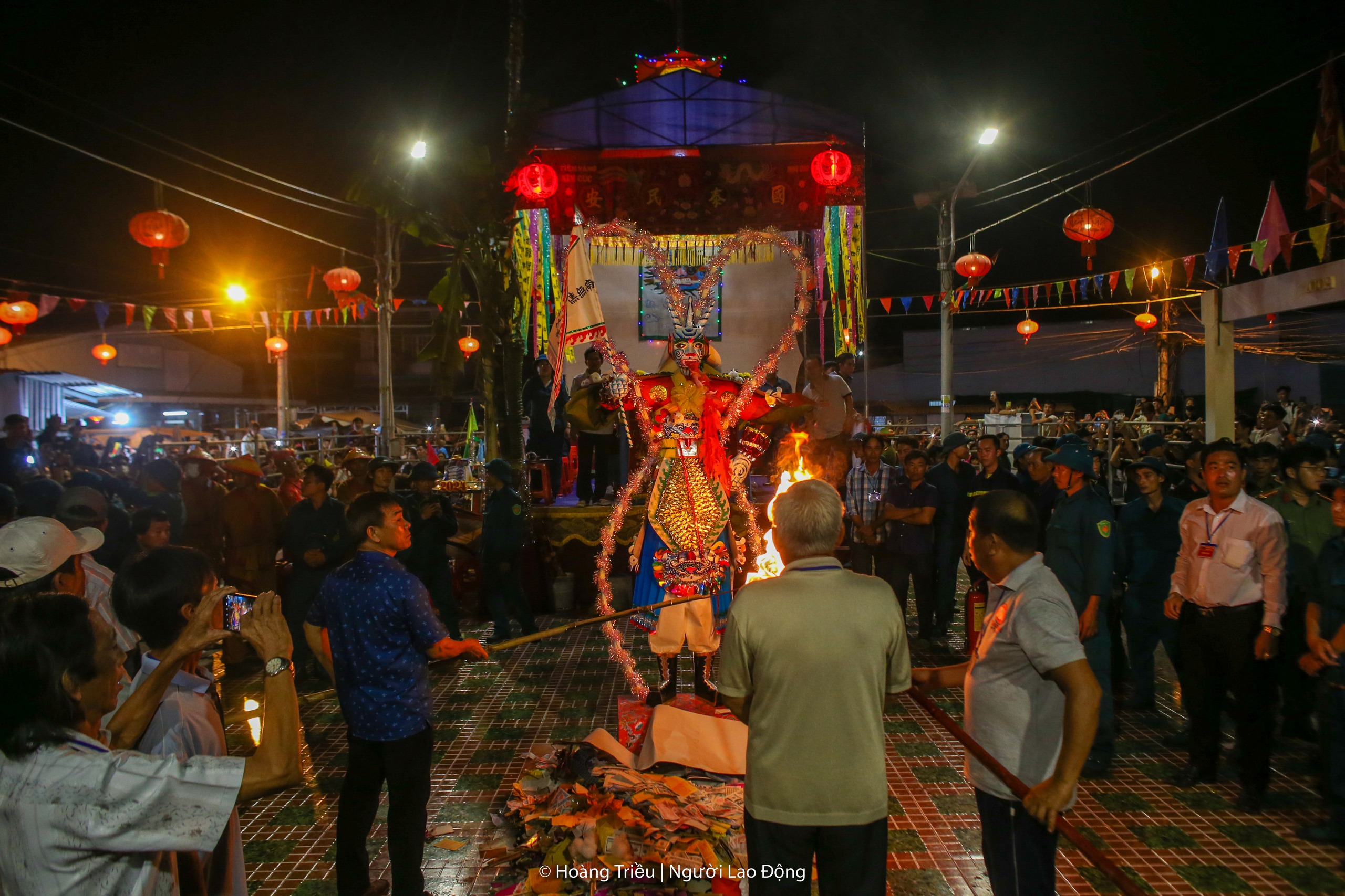H&agrave;ng ng&agrave;n người tranh lộc trong đ&ecirc;m tại lễ hội L&agrave;m Chay- Ảnh 7.