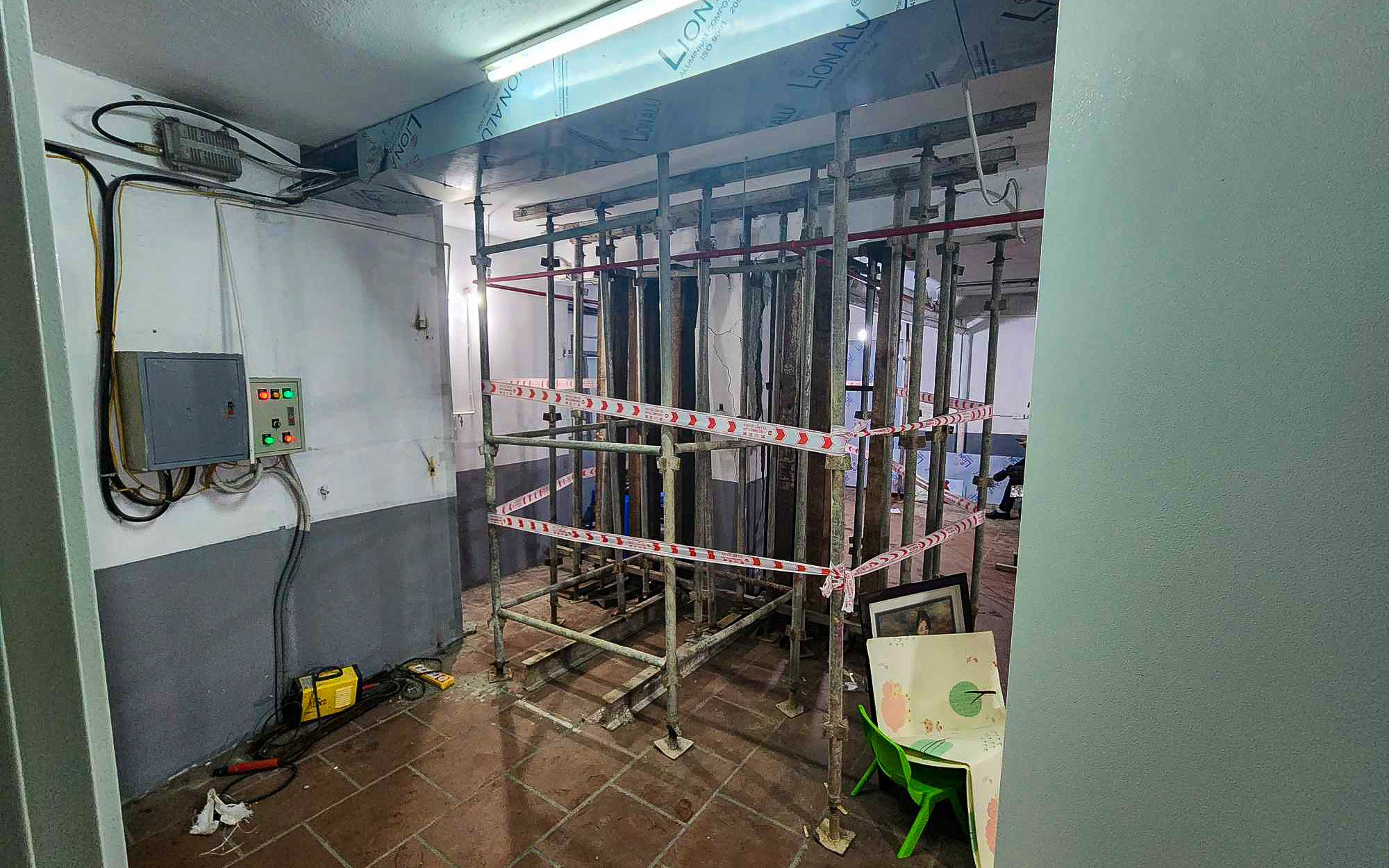 Cận cảnh hệ thống giàn giáo chống đỡ căn chung cư mini 8 tầng- Ảnh 4.