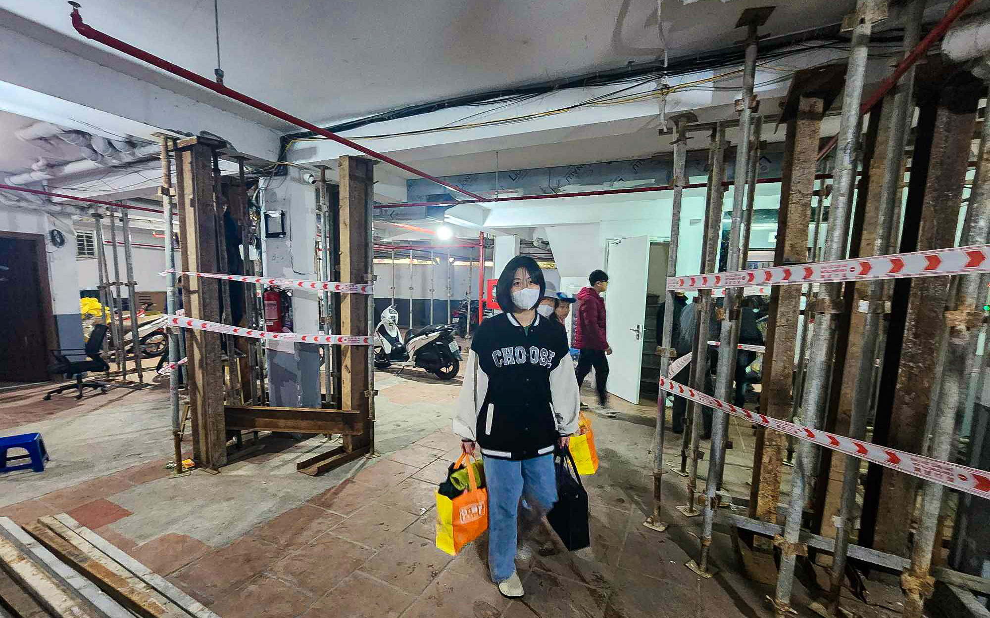 Cận cảnh hệ thống giàn giáo chống đỡ căn chung cư mini 8 tầng- Ảnh 12.