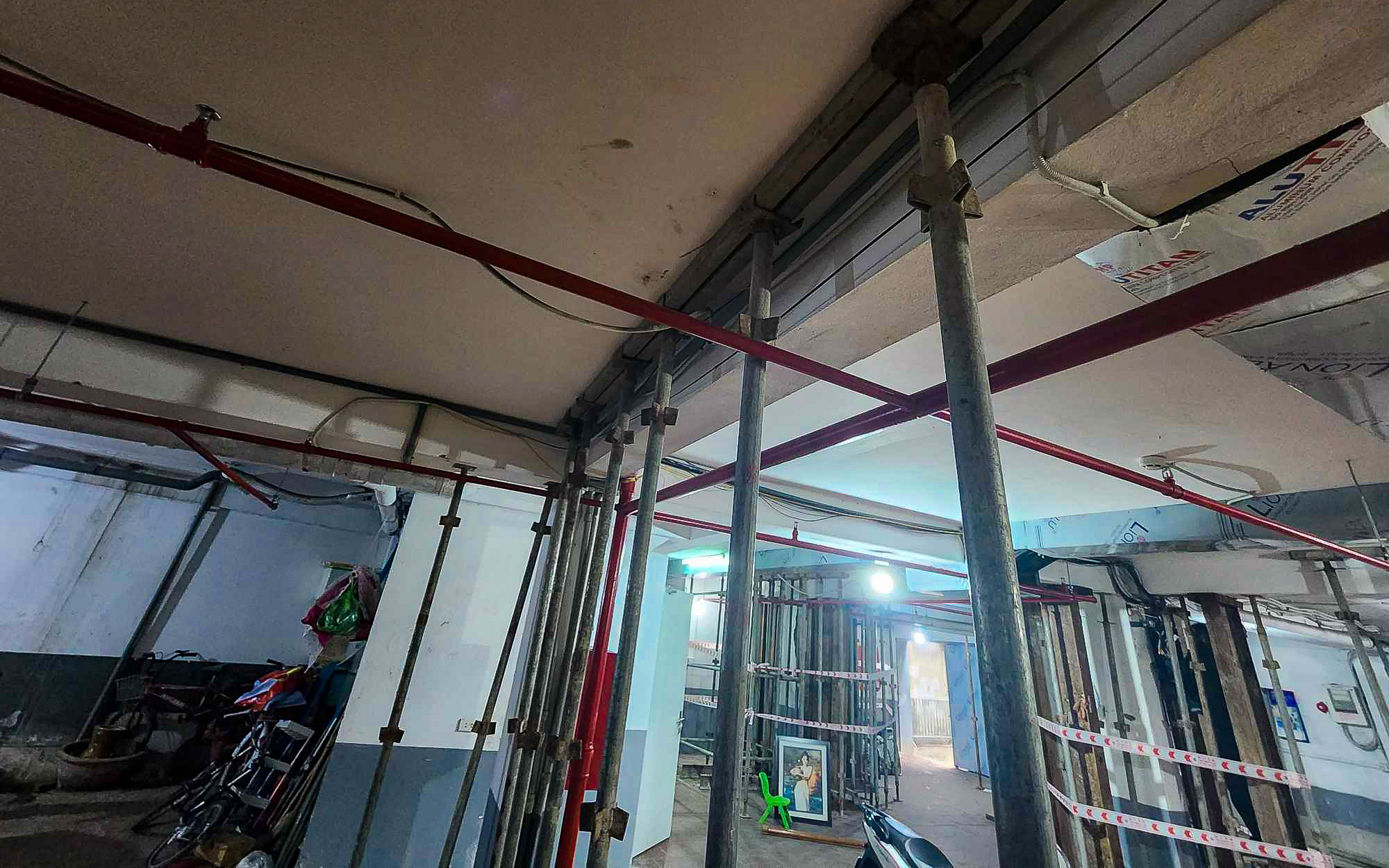 Cận cảnh hệ thống giàn giáo chống đỡ căn chung cư mini 8 tầng- Ảnh 5.
