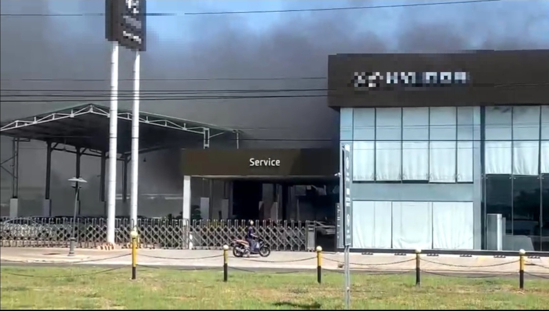 Kh&oacute;i đen ch&aacute;y ng&ugrave;n ngụt nh&igrave;n từ ngo&agrave;i showroom