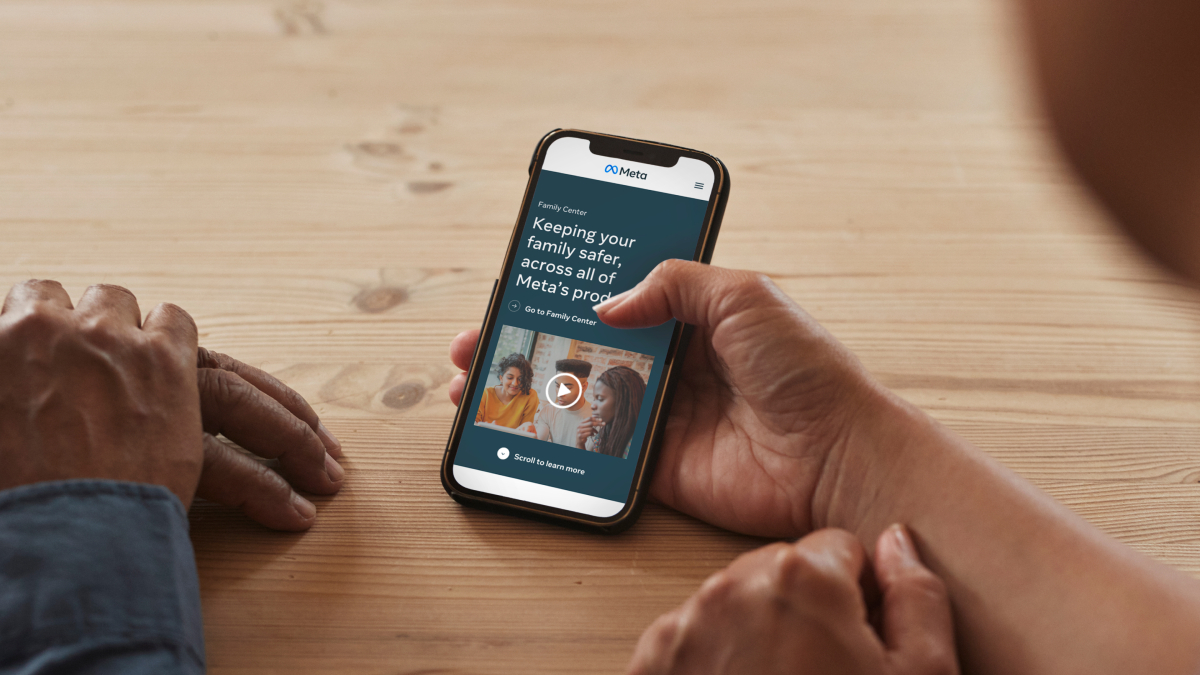 Facebook khuy&ecirc;n cha mẹ cần l&agrave;m gương cho con khi d&ugrave;ng mạng x&atilde; hội- Ảnh 1.