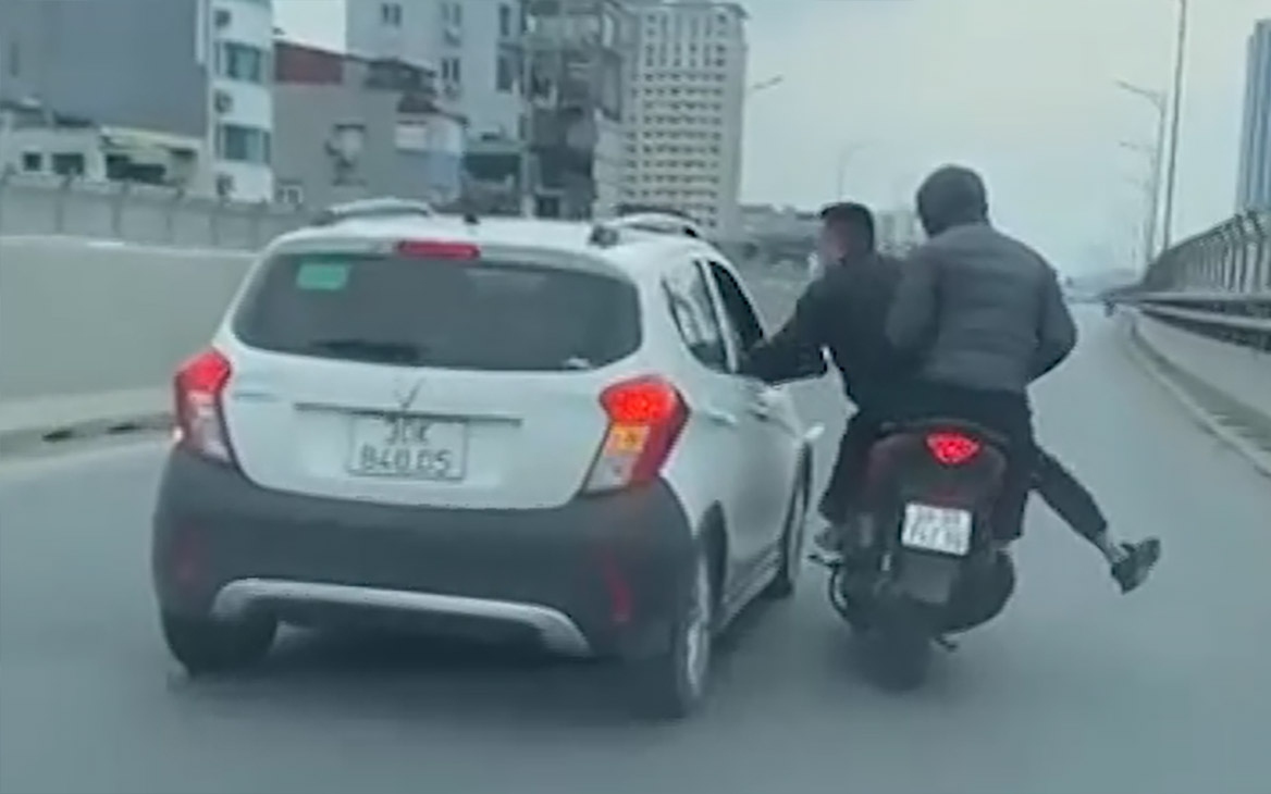 Hai thanh niên đi xe máy lạng lách tạt đầu, dọa giết nữ tài xế ôtô

