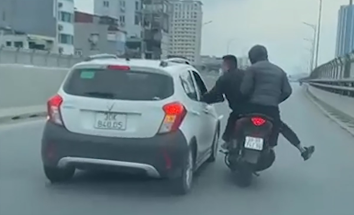 Hai thanh ni&ecirc;n đi xe m&aacute;y lạng l&aacute;ch tạt đầu, dọa giết nữ t&agrave;i xế &ocirc;t&ocirc;

- Ảnh 1.