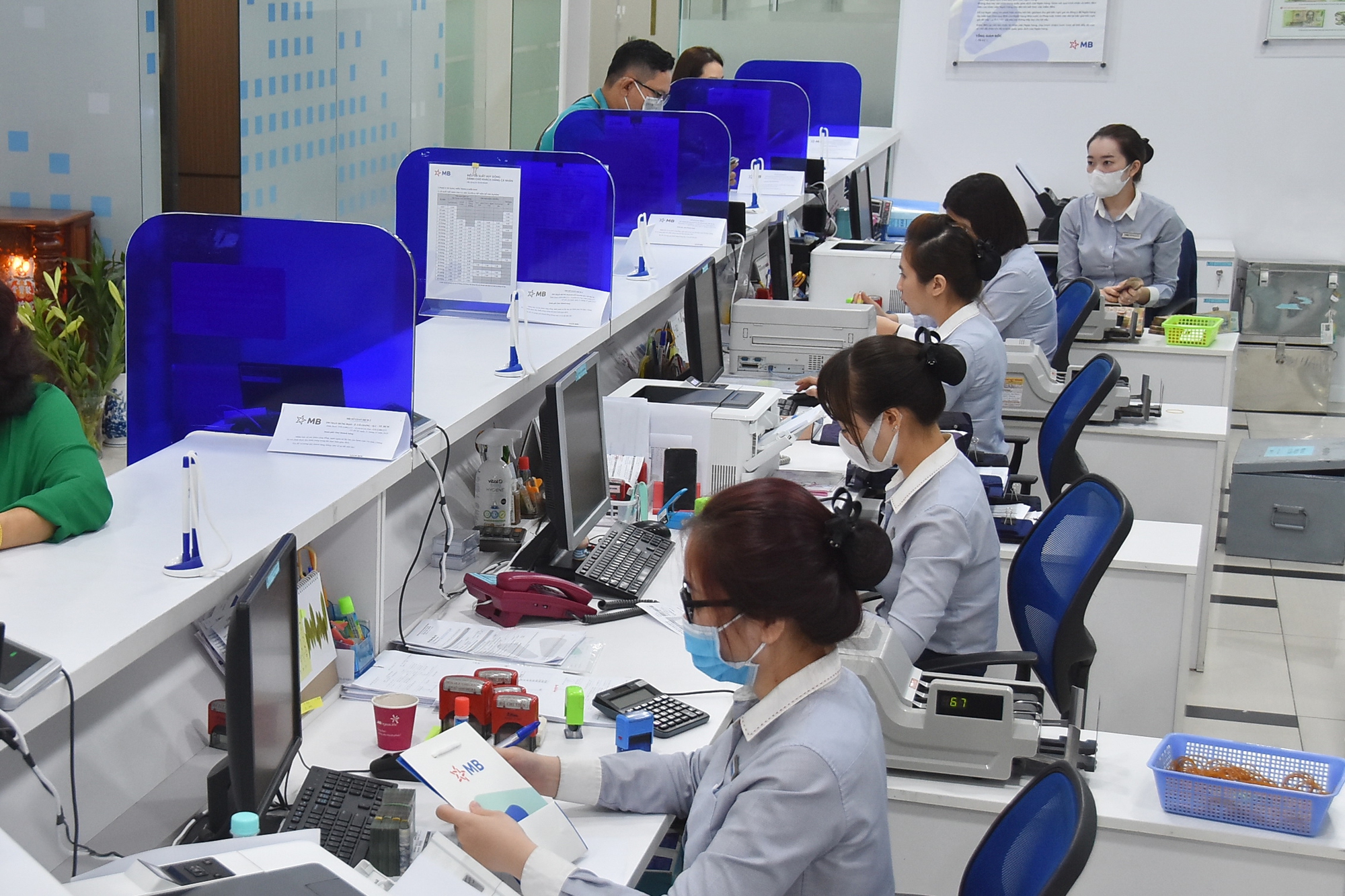 Ng&acirc;n h&agrave;ng rục rịch tăng l&atilde;i suất tiền gửi- Ảnh 1.