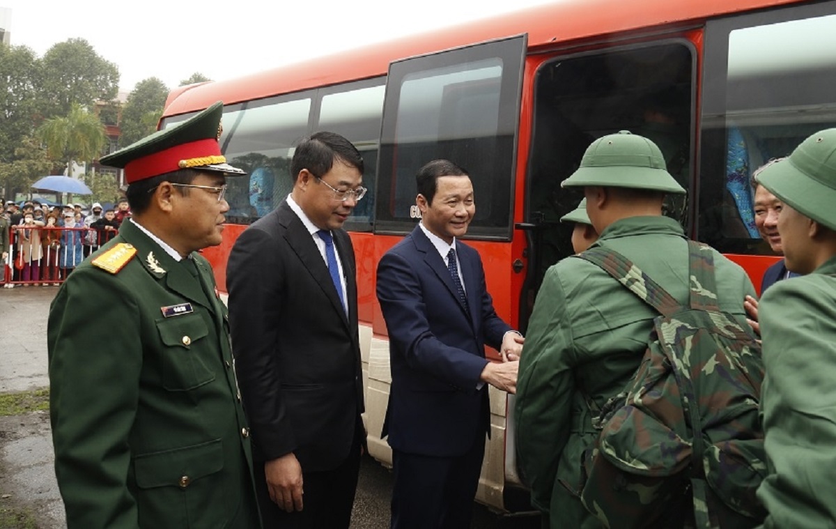 Bí thư Thanh Hóa tiễn thanh niên lên đường nhập ngũ- Ảnh 2.