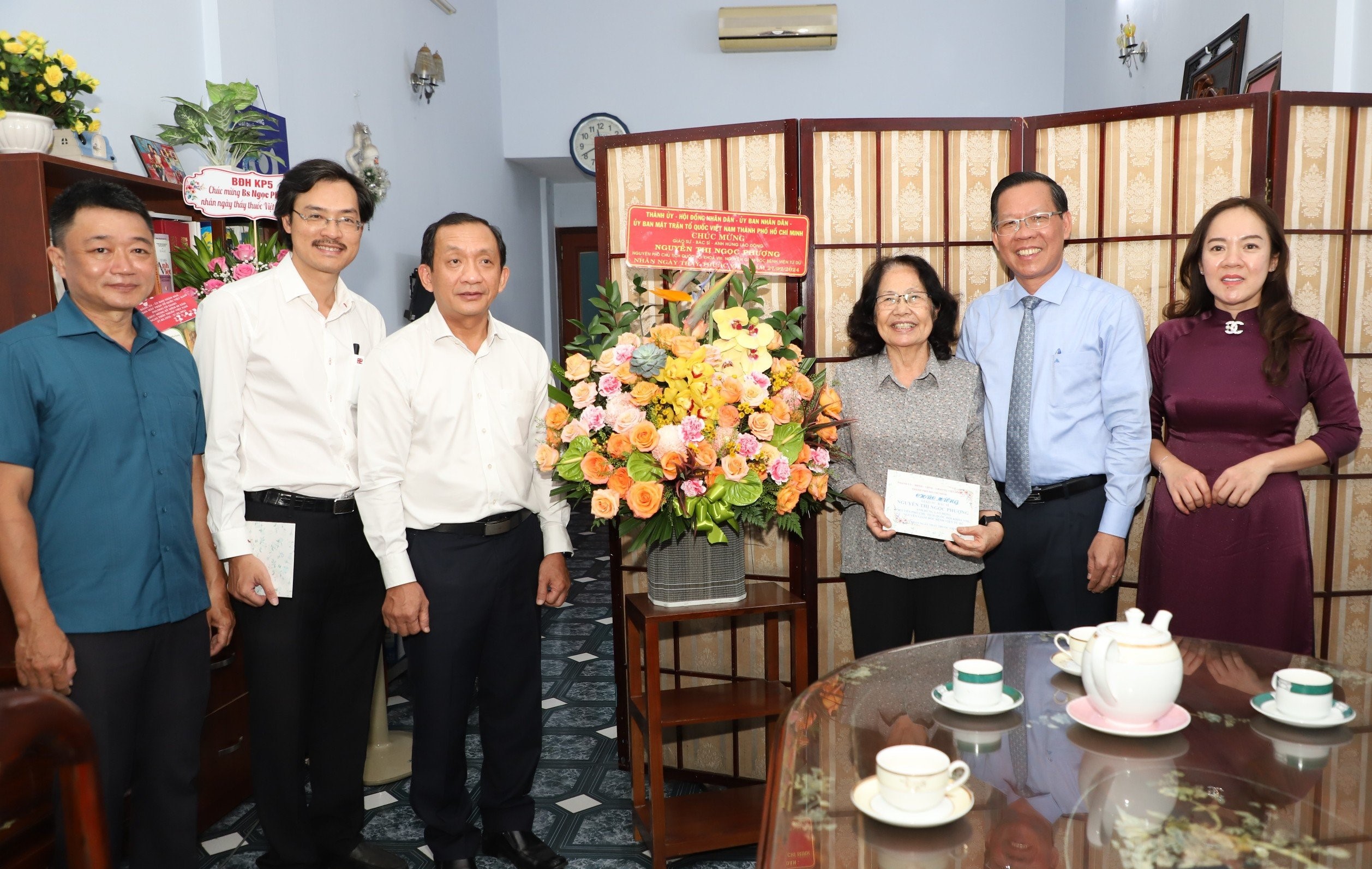69 NĂM NG&Agrave;Y THẦY THUỐC VIỆT NAM (27.2.1955-27.2.2024): L&atilde;nh đạo Trung ương v&agrave; TP HCM thăm, ch&uacute;c mừng đội ngũ y, b&aacute;c sĩ- Ảnh 1.