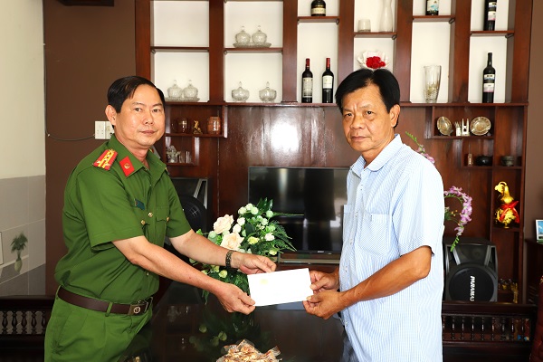 Thăm hỏi 4 cán bộ, chiến sĩ bị thương khi ngăn học viên cai nghiện ở Sóc Trăng bỏ trốn- Ảnh 1.