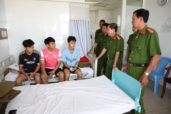 Thăm hỏi 4 cán bộ, chiến sĩ bị thương khi ngăn học viên cai nghiện ở Sóc Trăng bỏ trốn- Ảnh 2.