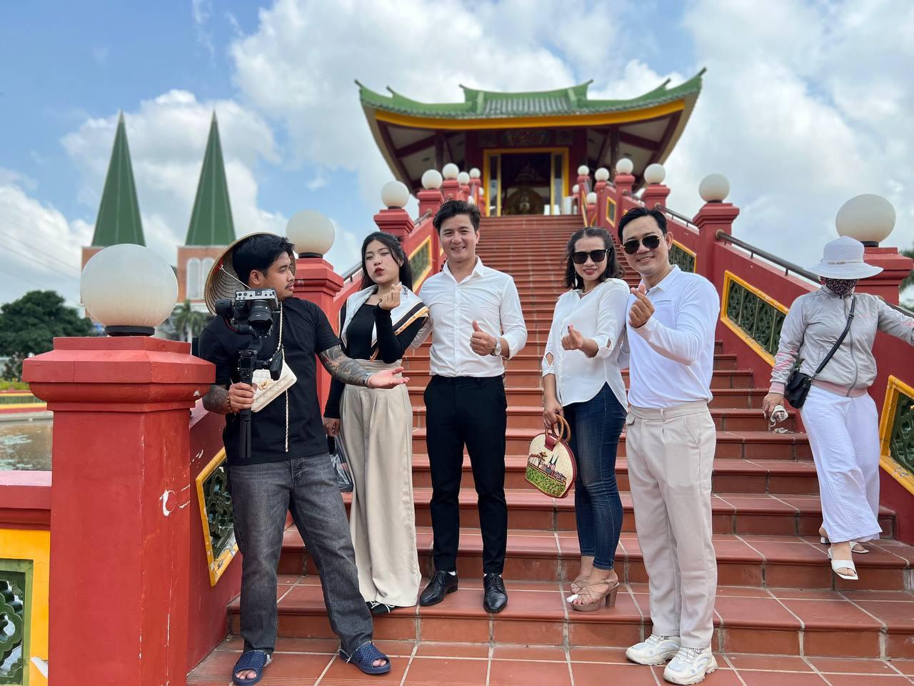 H&agrave;ng ng&agrave;n người đến n&uacute;i Sam xem đo&agrave;n l&agrave;m phim 