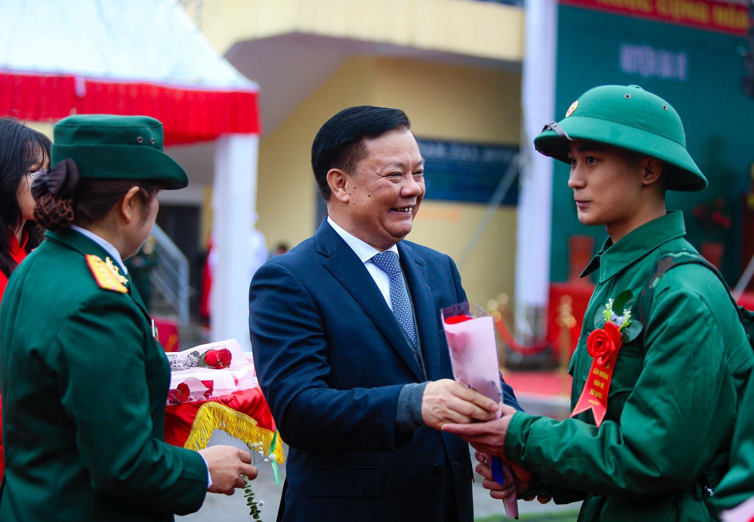 Thanh ni&ecirc;n hăng h&aacute;i l&ecirc;n đường nhập ngũ- Ảnh 1.