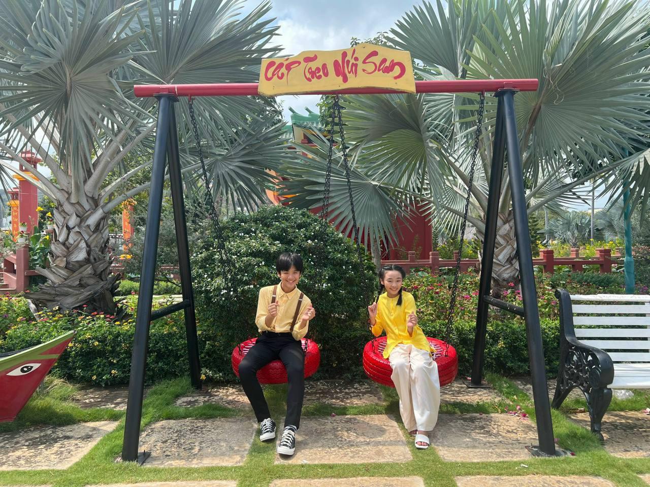 H&agrave;ng ng&agrave;n người đến n&uacute;i Sam xem đo&agrave;n l&agrave;m phim 