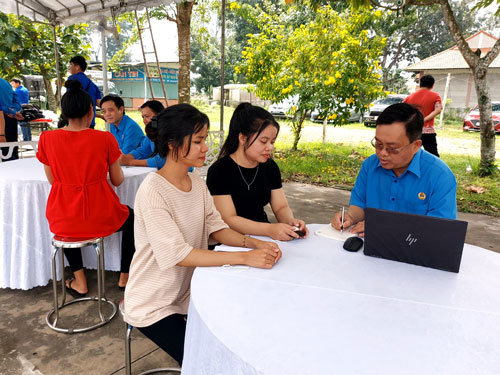 Cán bộ Trung tâm Tư vấn pháp luật LĐLĐ TP HCM tư vấn pháp luật cho người lao động