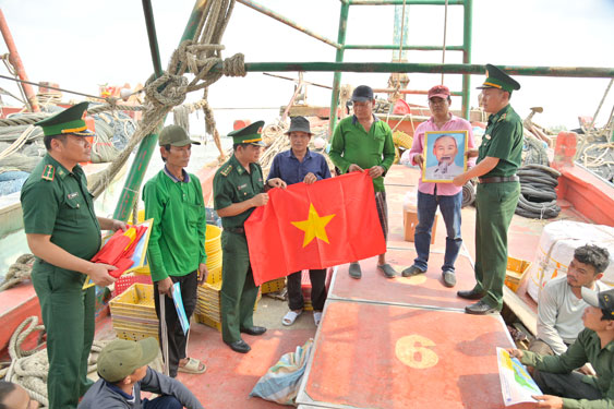 Tặng cờ Tổ quốc v&agrave; ảnh B&aacute;c Hồ cho ngư d&acirc;n tỉnh Ki&ecirc;n Giang trước chuyến xuất h&agrave;nh vươn khơi b&aacute;m biển đầu năm 2024 Ảnh: TIẾN VINH