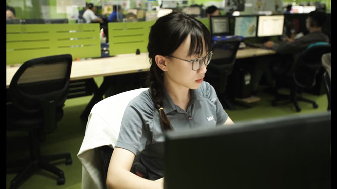 Chị Vũ Thị Như Quỳnh theo học cao học để nâng cao kỹ năng tư duy và sự năng động của bản thân