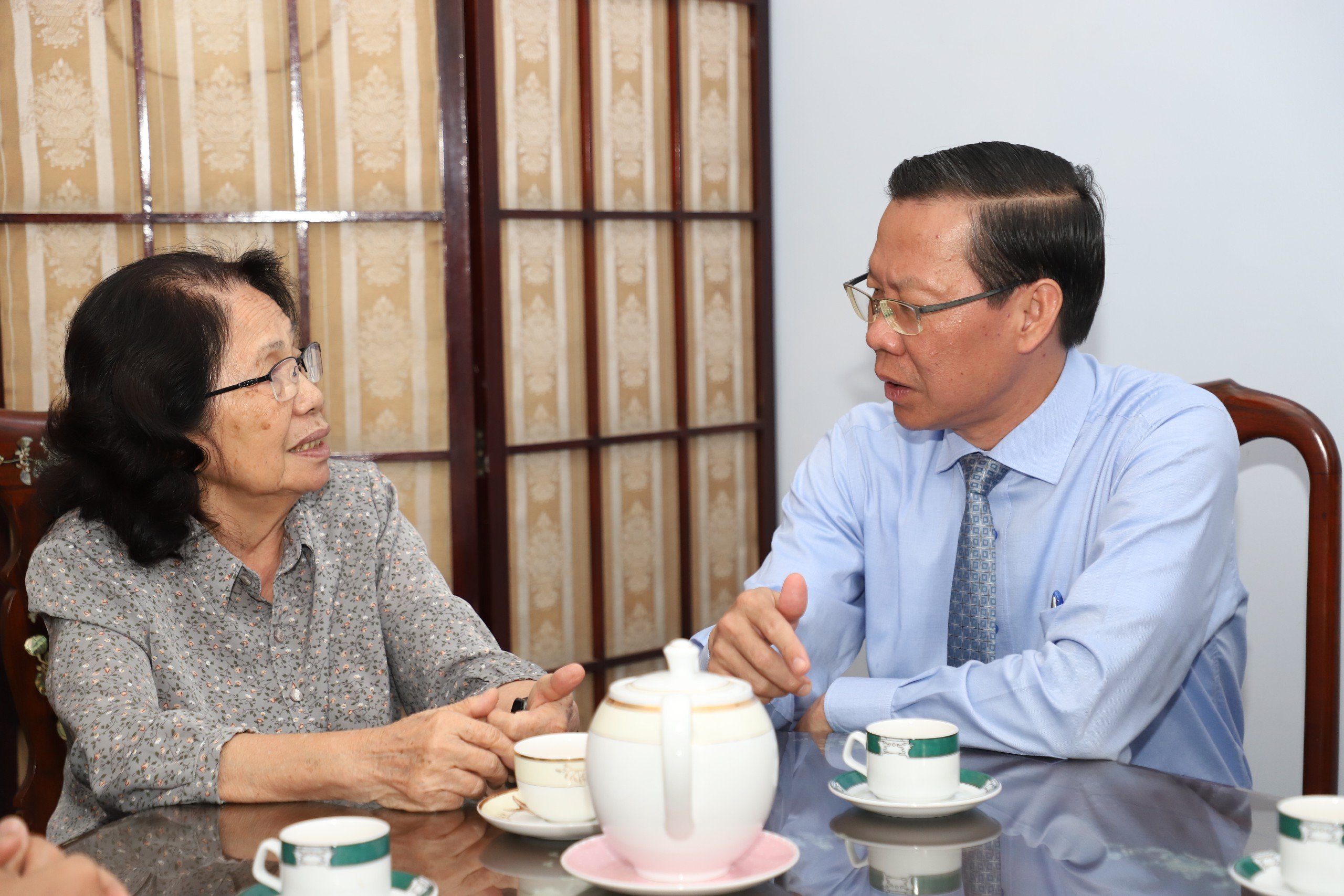 Chủ tịch UBND TP HCM thăm GS-BS Nguyễn Thị Ngọc Phượng v&agrave; PGS-TS-BS Nguyễn Trường Sơn- Ảnh 1.