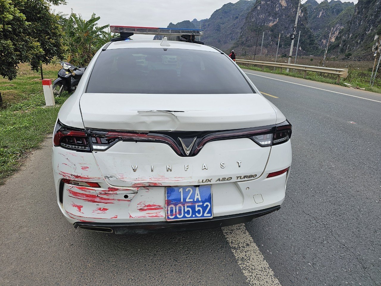 T&agrave;i xế xe kh&aacute;ch lạng l&aacute;ch, t&ocirc;ng li&ecirc;n tục v&agrave;o xe cảnh s&aacute;t- Ảnh 2.