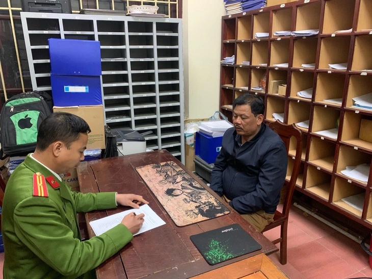 T&agrave;i xế xe kh&aacute;ch lạng l&aacute;ch, t&ocirc;ng li&ecirc;n tục v&agrave;o xe cảnh s&aacute;t- Ảnh 1.