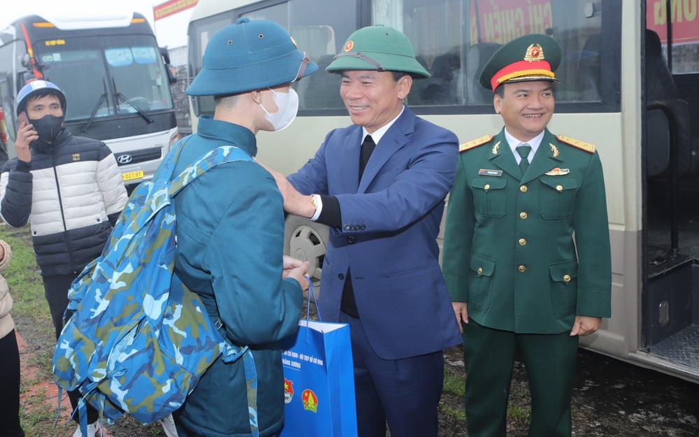 Bí thư Thanh Hóa tiễn thanh niên lên đường nhập ngũ