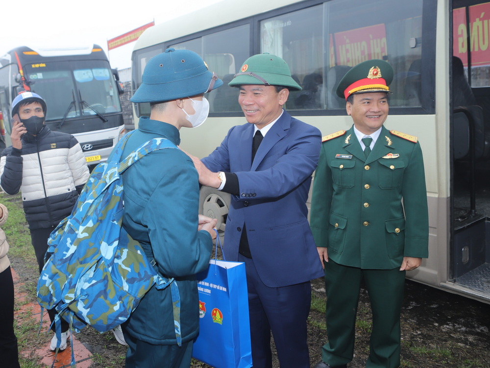 Bí thư Thanh Hóa tiễn thanh niên lên đường nhập ngũ- Ảnh 1.