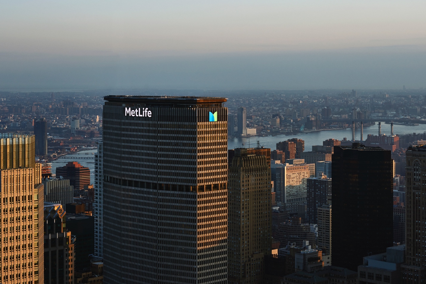 Tập đoàn MetLife có tên trong tốp “Những công ty đáng ngưỡng mộ nhất thế giới”- Ảnh 1. A tall building in a city Description automatically generated