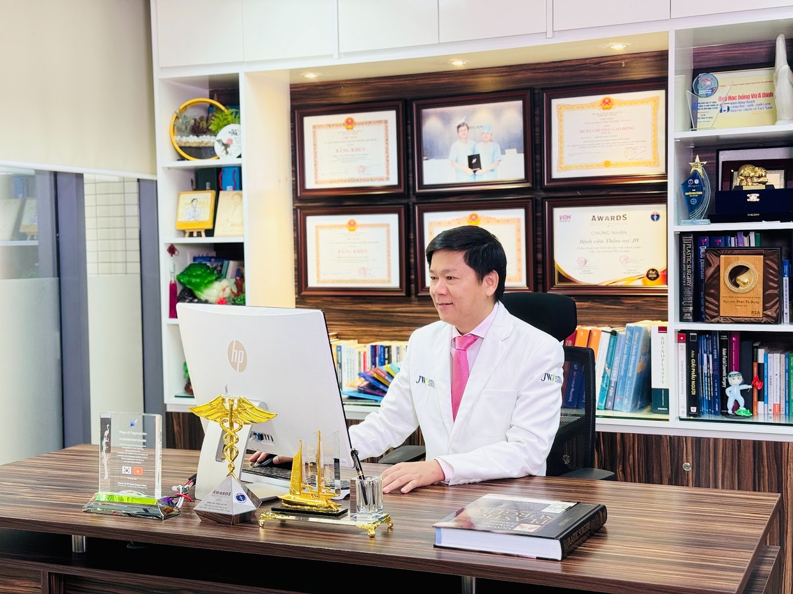 Vị bác sĩ “sửa lỗi” hàng nghìn ca khiếm khuyết ngoại hình- Ảnh 1.