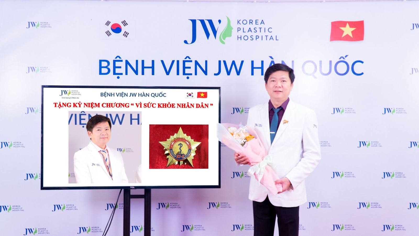Vị bác sĩ “sửa lỗi” hàng nghìn ca khiếm khuyết ngoại hình- Ảnh 4.