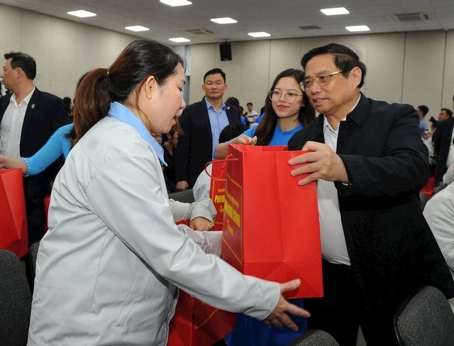 Thủ tướng Phạm Minh Ch&iacute;nh tặng qu&agrave; Tết tới c&ocirc;ng nh&acirc;n, người lao động tại Hải Dương dịp Tết Nguy&ecirc;n đ&aacute;n Gi&aacute;p Th&igrave;n 2024