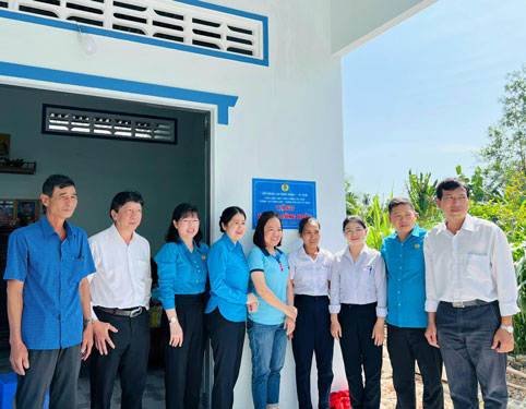 LĐLĐ quận 1, TP HCM phối hợp c&aacute;c đơn vị trao M&aacute;i ấm C&ocirc;ng đo&agrave;n cho chị Sốc Khone