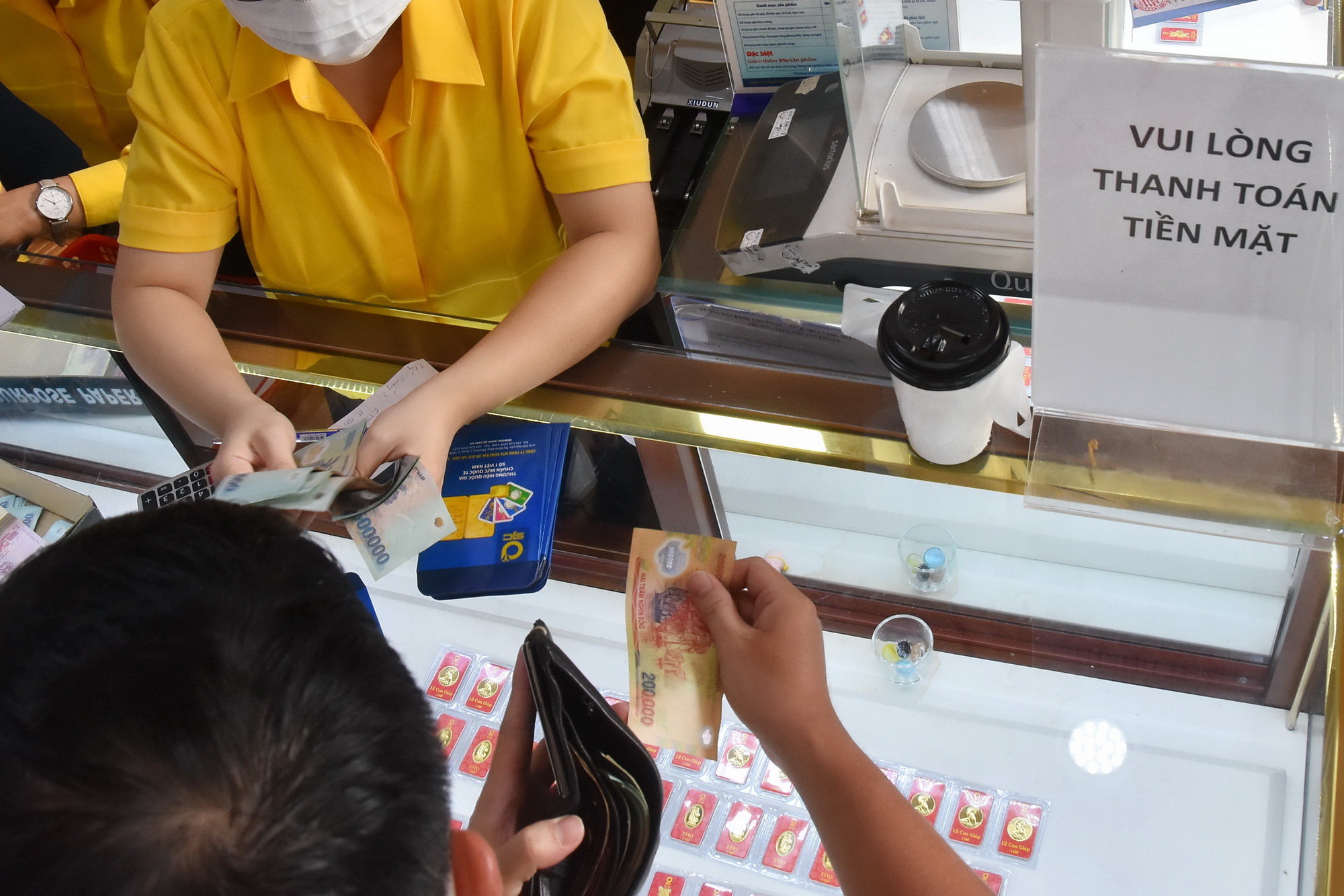 Giá vàng hôm nay, 27-2: Vàng thế giới sụt giảm- Ảnh 1.