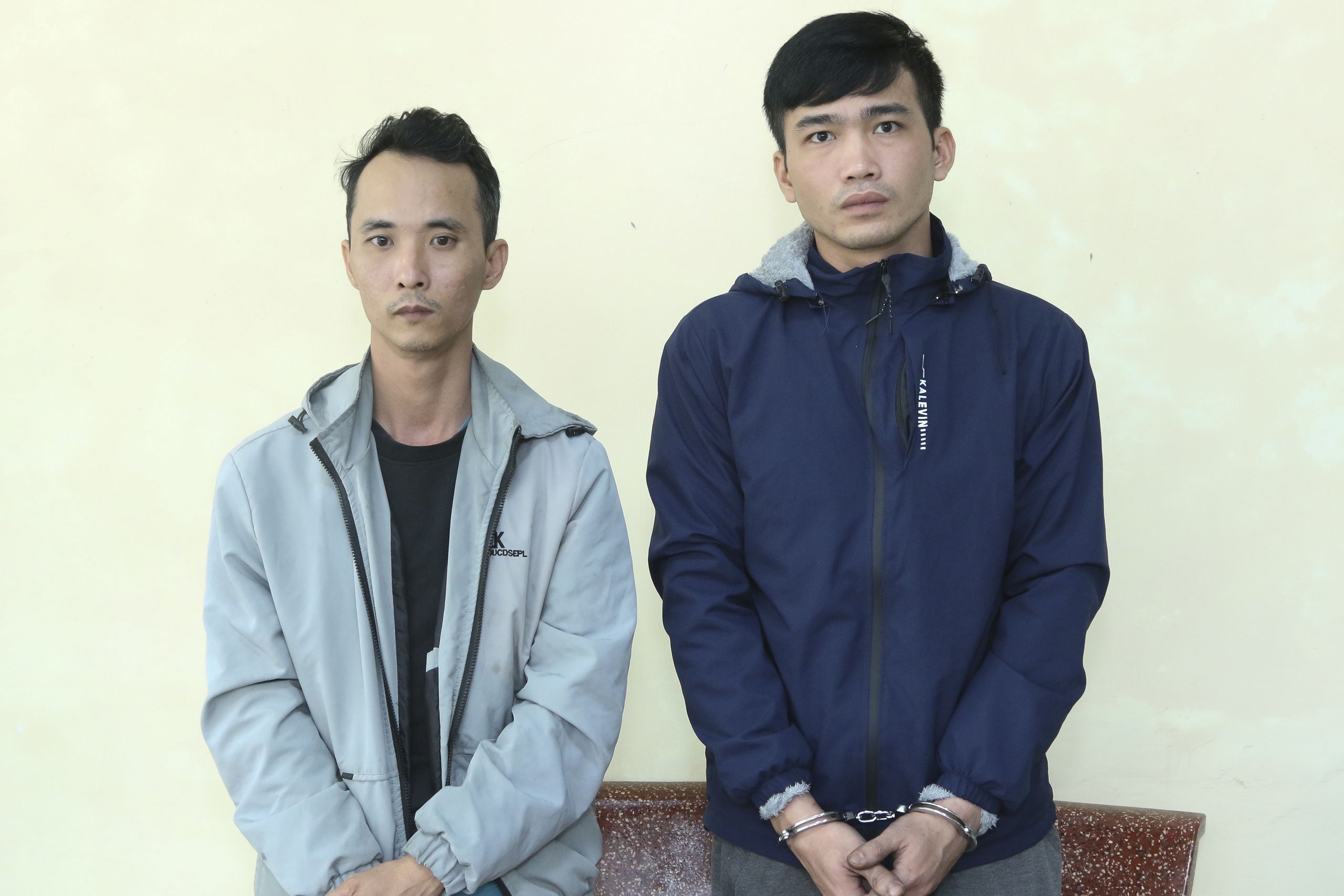 Hai người đ&agrave;n &ocirc;ng giấu ma t&uacute;y tr&aacute;i ph&eacute;p trong bệnh viện ở Quảng B&igrave;nh- Ảnh 1.