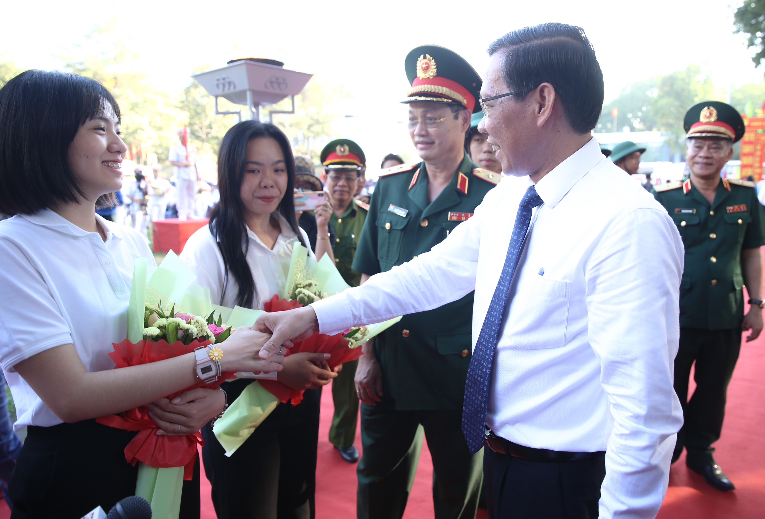 Náo nức ngày hội giao quân- Ảnh 5.