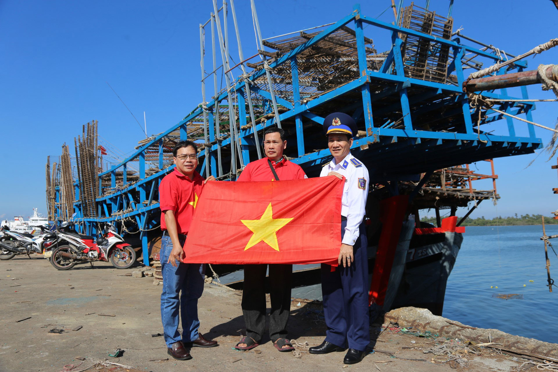 Báo Người Lao Động phối hợp với Bộ Tư lệnh Vùng Cảnh sát biển 2 tặng cờ thuộc hợp phần “Triệu lá cờ Tổ quốc cùng ngư dân bám biển” cho ngư dân huyện Núi Thành, tỉnh Quảng Nam Ảnh: HẢI ĐỊNH