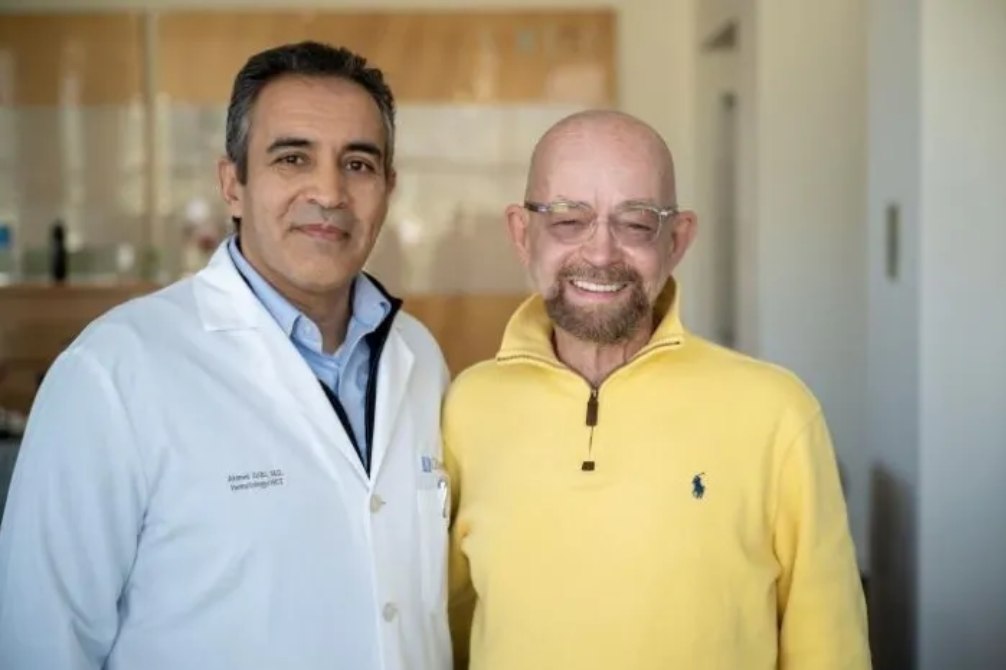 &Ocirc;ng Paul Edmonds (phải) v&agrave; b&aacute;c sĩ Ahmed M. Aribi, người gi&aacute;m s&aacute;t điều trị ung thư cho &ocirc;ng  Ảnh: CITY OF HOPE