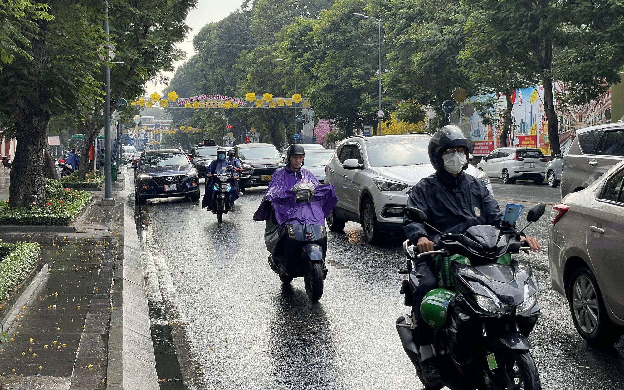 TP HCM đón mưa giữa những ngày nắng nóng