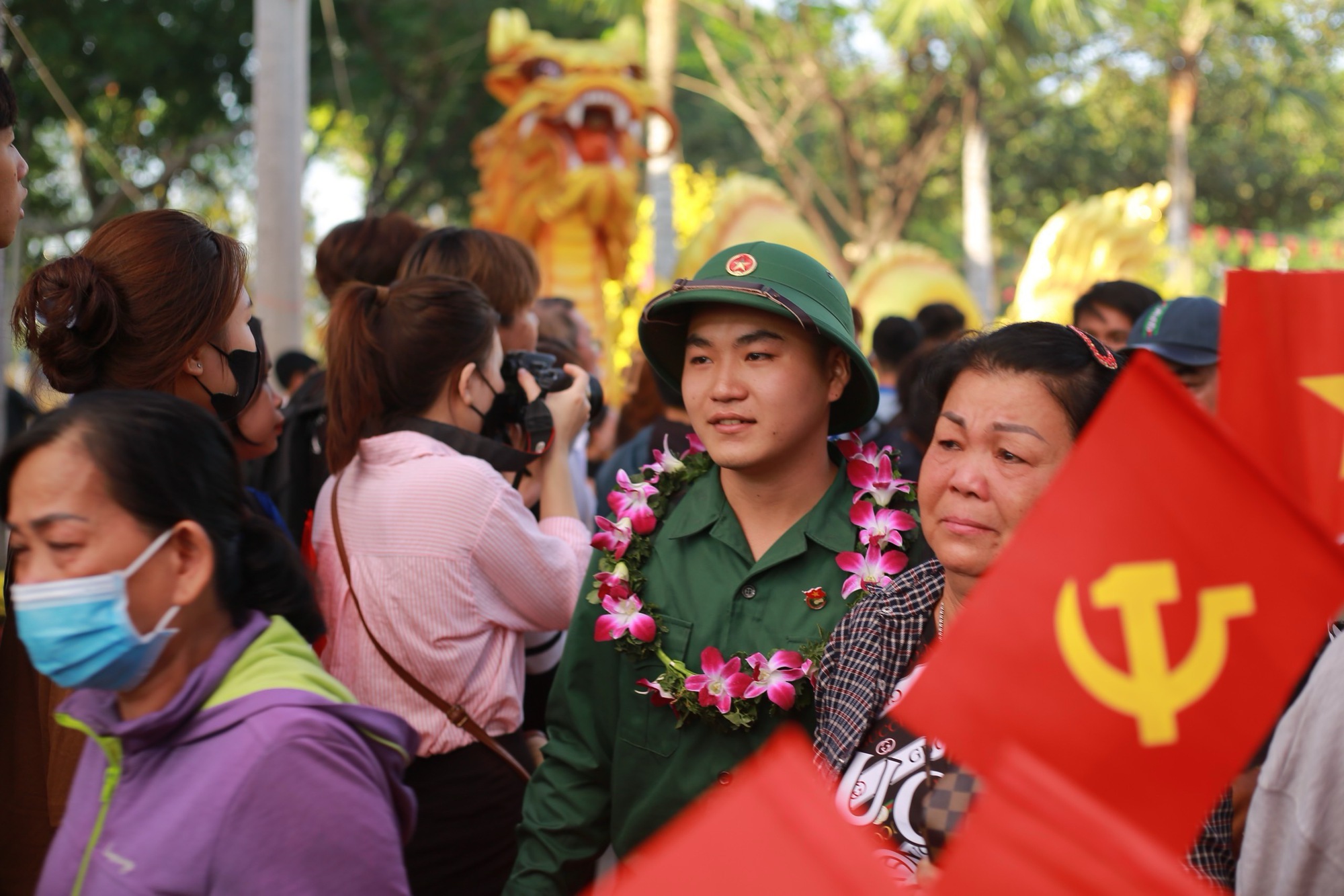 B&igrave;nh Dương tiễn t&acirc;n binh l&ecirc;n đường nhập ngũ- Ảnh 2.