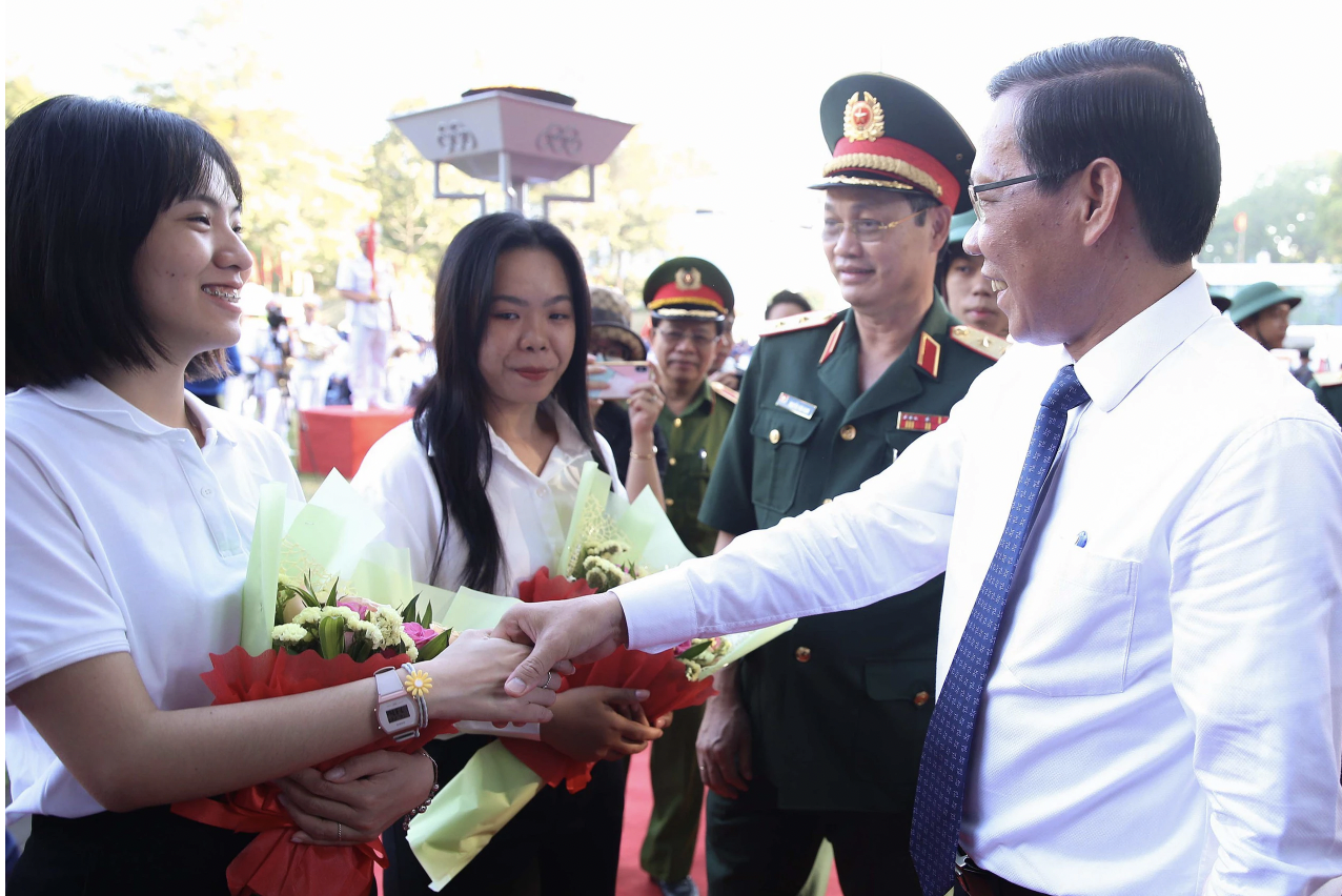 TP HCM: Những b&oacute;ng hồng rời giảng đường, t&igrave;nh nguyện nhập ngũ- Ảnh 1.