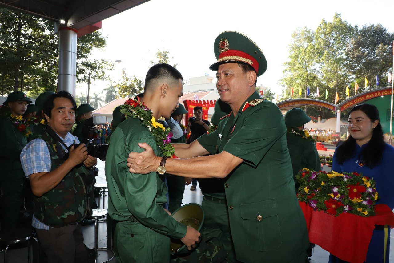 B&igrave;nh Dương tiễn t&acirc;n binh l&ecirc;n đường nhập ngũ- Ảnh 3.
