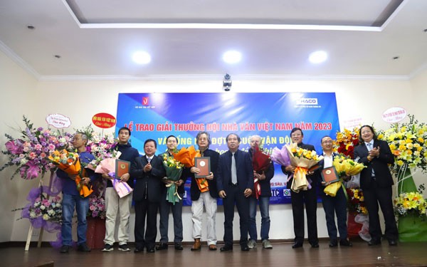 Vinh danh những sáng tác văn học bản lĩnh