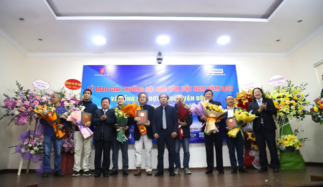 &Ocirc;ng Nguyễn Minh Nhựt, Vụ trưởng Vụ Văn h&oacute;a - Văn nghệ, Ban Tuy&ecirc;n gi&aacute;o Trung ương (b&igrave;a phải); nh&agrave; thơ Nguyễn Quang Thiều, Chủ tịch Hội Nh&agrave; văn Việt Nam (thứ 5 từ phải sang) v&agrave; nhạc sĩ Đỗ Hồng Qu&acirc;n, Chủ tịch Li&ecirc;n hiệp C&aacute;c hội Văn học Nghệ thuật Việt Nam (thứ 3 từ tr&aacute;i sang), trao giải cho c&aacute;c t&aacute;c giả đoạt Giải thưởng Hội Nh&agrave; văn Việt Nam năm 2023 Ảnh: NGUYỄN Đ&Igrave;NH TRUNG