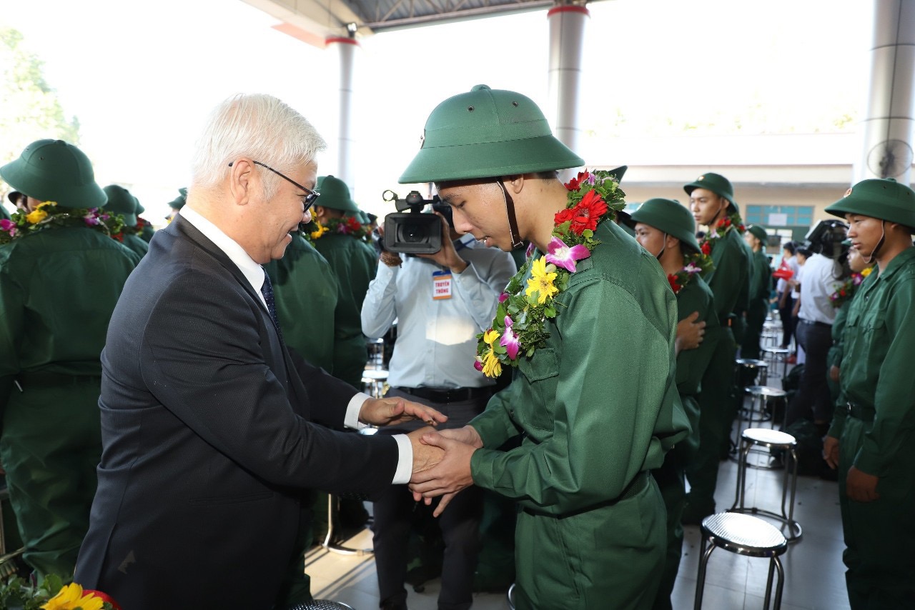 B&igrave;nh Dương tiễn t&acirc;n binh l&ecirc;n đường nhập ngũ- Ảnh 1.