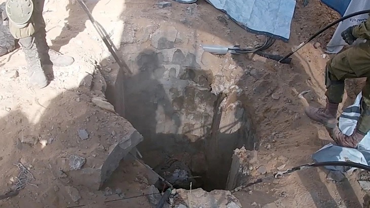 Ống th&ocirc;ng m&agrave; qu&acirc;n đội Israel cho l&agrave; thuộc về một đường hầm dưới l&ograve;ng đất của Hamas ở dải Gaza. Ảnh: Reuters