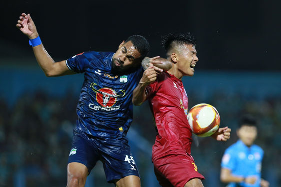 Dù nỗ lực nhưng tân binh Joao Veras (trái) của HAGL không thể giúp đội khách giành chiến thắng trên sân Nha Trang Ảnh: QUỐC AN