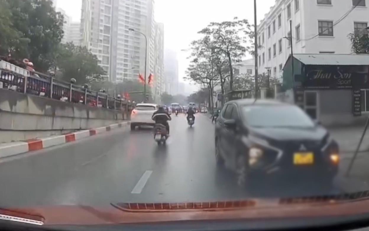 Tài xế ôtô đi ngược chiều thách thức, đe dọa hành hung người đi đường
