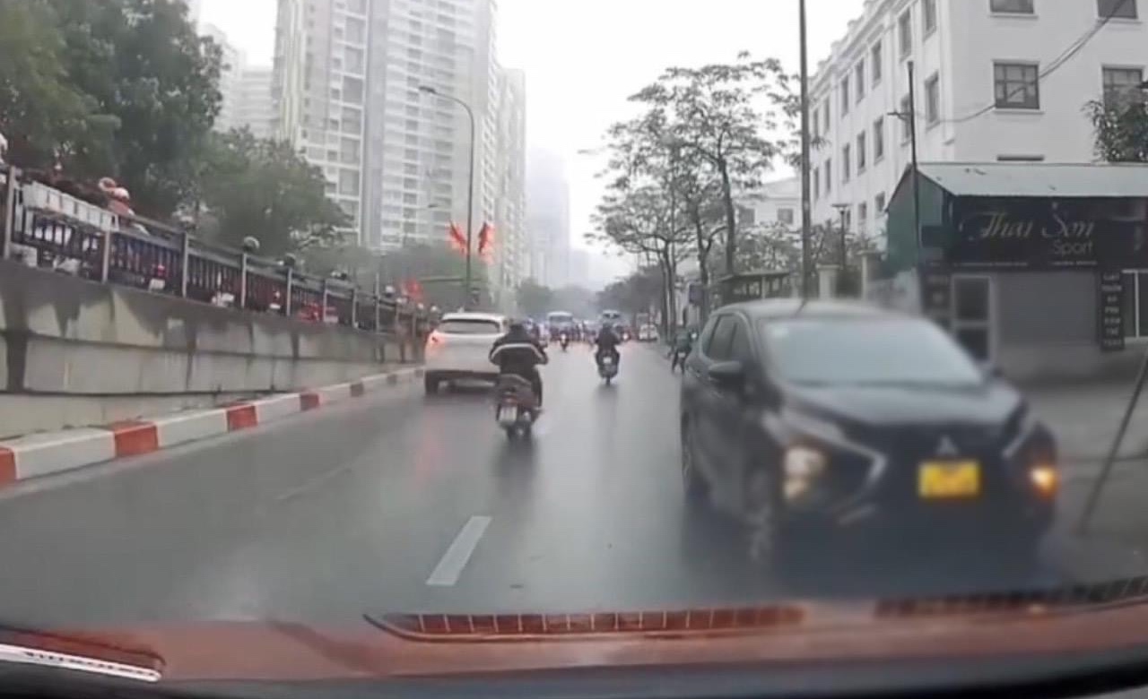 T&agrave;i xế &ocirc;t&ocirc; đi ngược chiều th&aacute;ch thức, đe dọa h&agrave;nh hung người đi đường- Ảnh 1.