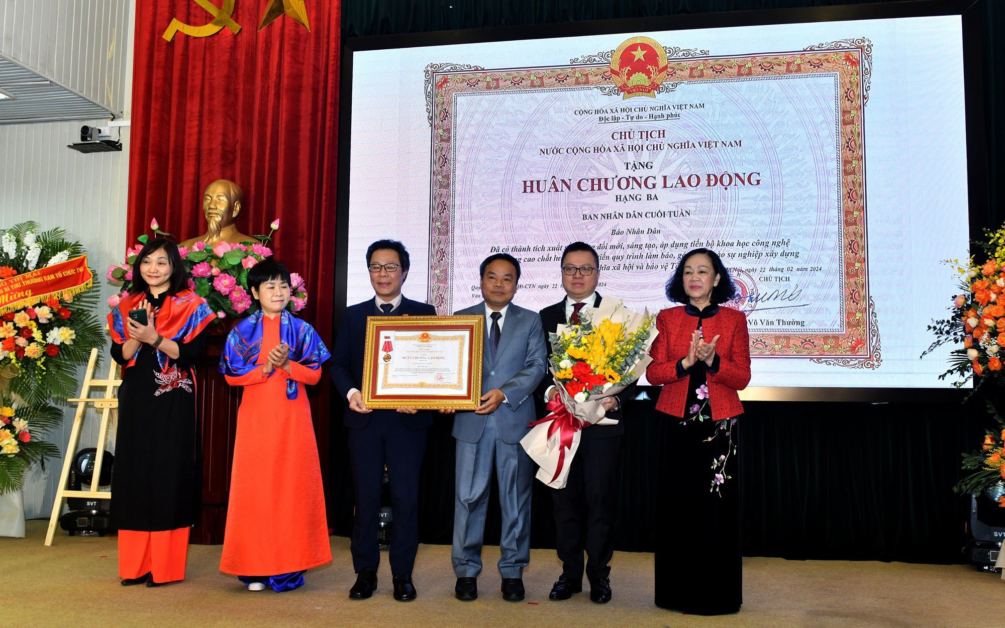 Báo Nhân Dân cuối tuần kỉ niệm 35 năm ra số đầu