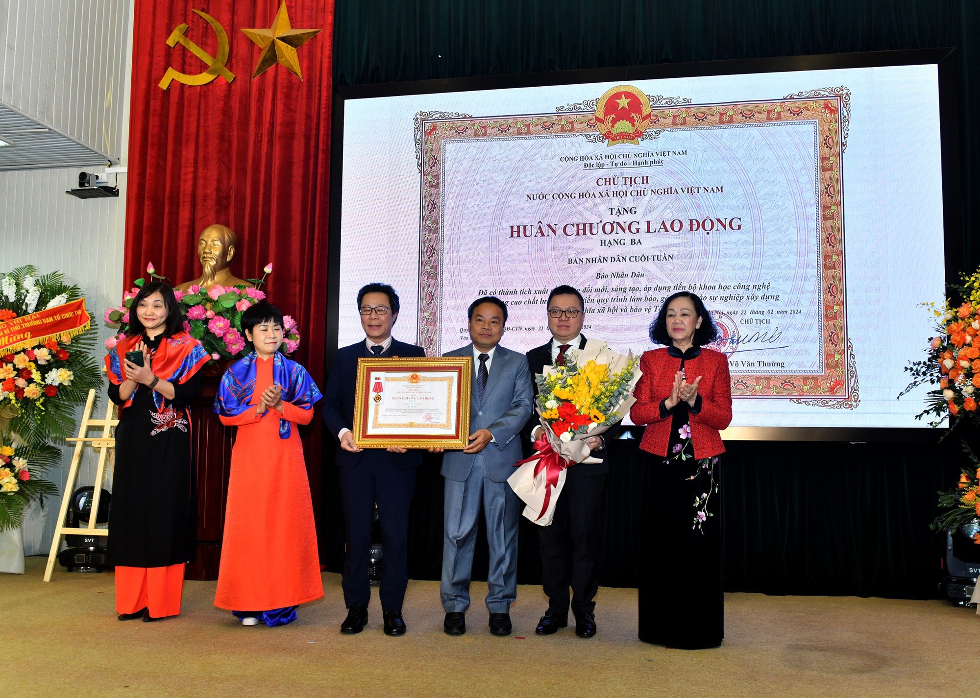 Thay mặt l&atilde;nh đạo Đảng, Nh&agrave; nước, b&agrave; Trương Thị Mai, Ủy vi&ecirc;n Bộ Ch&iacute;nh trị, Thường trực Ban B&iacute; thư Trung ương Đảng, Trưởng Ban Tổ chức Trung ương trao tặng Hu&acirc;n chương Lao động hạng Ba cho Ban Nh&acirc;n D&acirc;n cuối tuần