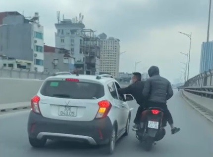 2 thanh niên đi xe SH vào đường cấm, đánh người khai gì về nguyên nhân?- Ảnh 1.
