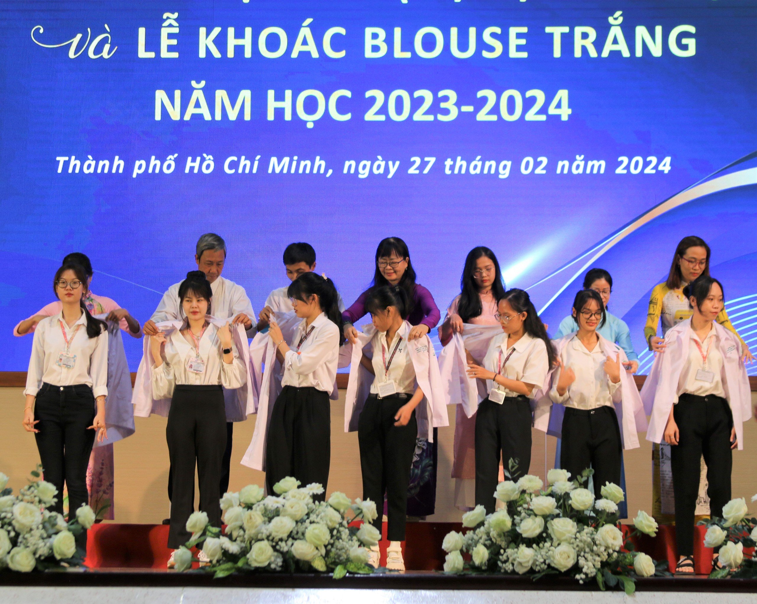 Lần đầu ti&ecirc;n, Khoa Y tổ chức lễ kho&aacute;c &aacute;o blouse cho hơn 550 sinh vi&ecirc;n năm nhất- Ảnh 3.