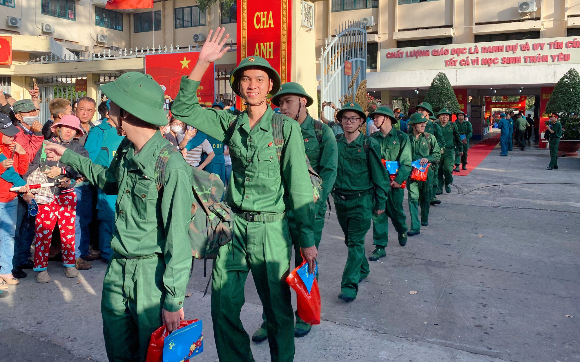 Thanh niên TP HCM lên đường nhập ngũ